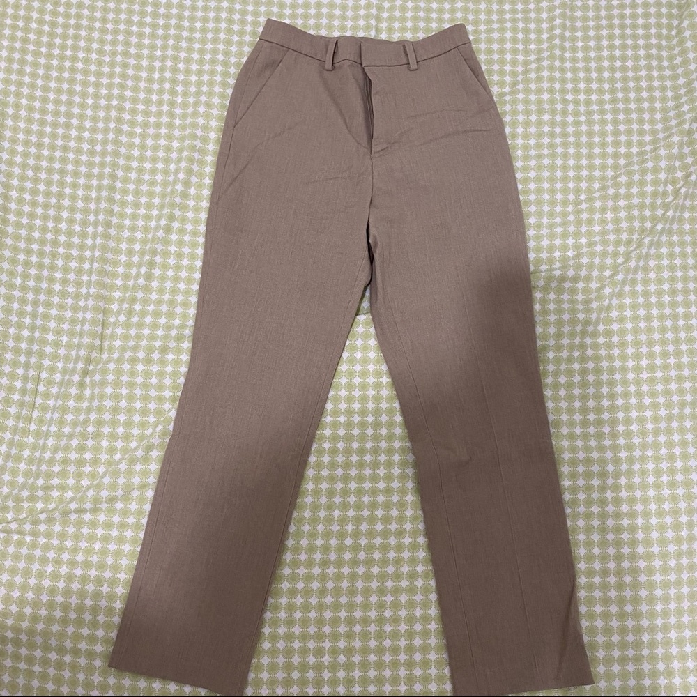 uniqlo khaki slacks